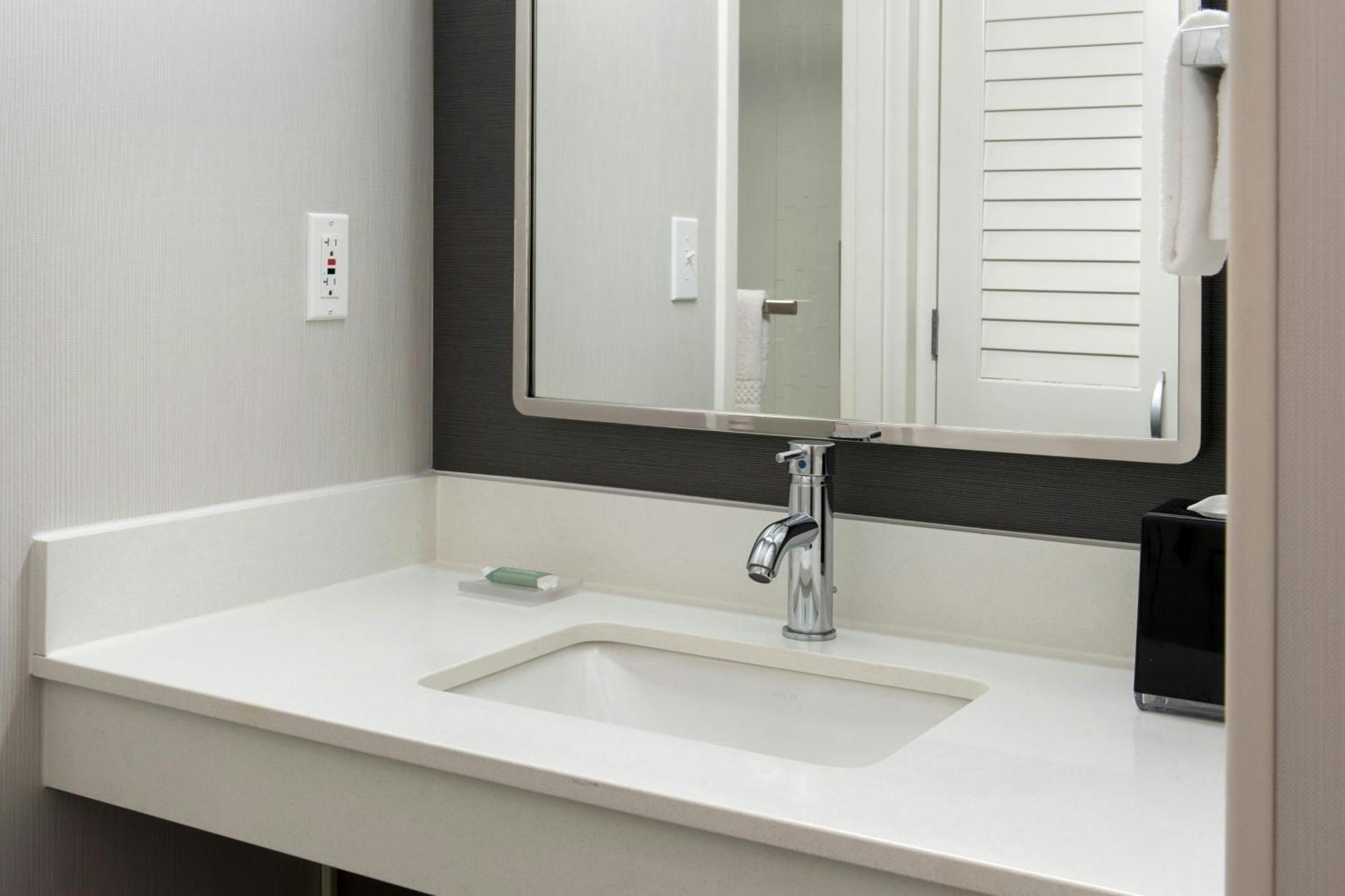 Courtyard By Marriott Silver Spring North/White Oak Exterior foto